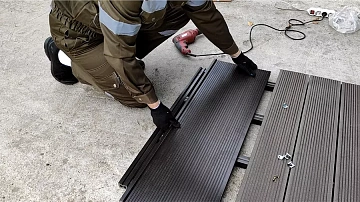 Можете посмотреть как правильно произвести монтаж ступеней ДПК, какие комплектующие понадобятся, а также продемонстрируем процесс поэтапно.